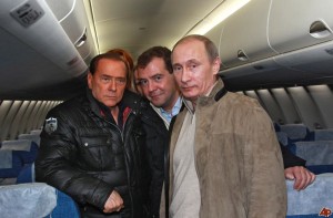 Берлускони, Медведев и Путин осмотрели новый российский авиалайнер. Фото: putin.kremlin.ru